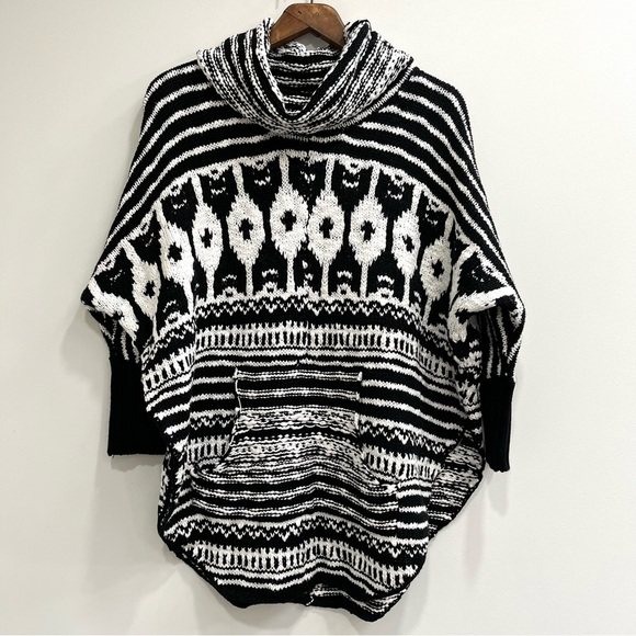 The Limited black white southwestern Aztec poncho knit sweater turtleneck Medium - Picture 1 of 9